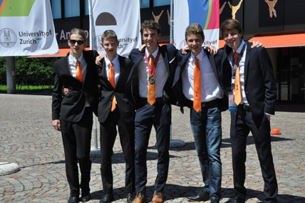 Het Nederlandse team op de Natuurkunde Olympiade in Zürich. vlnr: Bouke Jansen, Sasha Ivlev, Christian Primavera, Dennis Hilhorst, Xander de Wit.