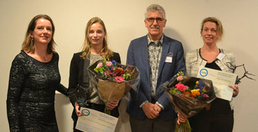 Op de foto v.l.n.r.: Rachel Heijne, directeur VVM, Anne-Marie van Noord, winnaar HBO, Leendert van Bree, voorzitter jury, Aagje van Meerwijk, winnaar WO.
