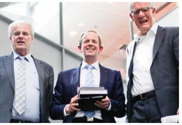 Prof. Frijlink (in the middle) receiving the Award for Excellence in Pharmaceutical Research