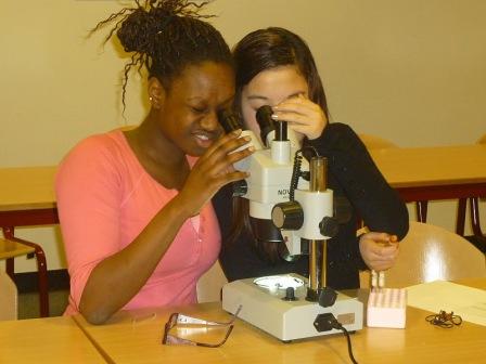 Jongeren met microscoop