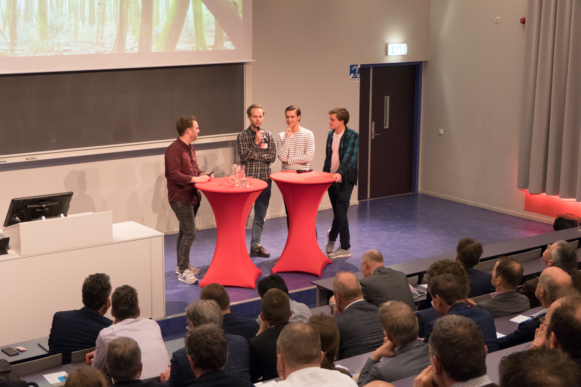 Benjamin Derksen (Frank) en studenten FEB Freek van Haarlem, George Radix en Roelof Takens