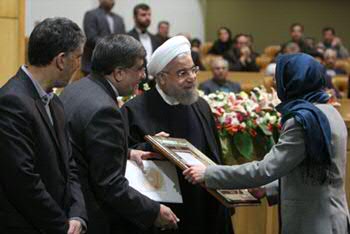 Boisliveau receives the price from the hands of the Iranian president