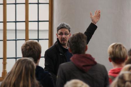 Justin Kroesen geeft les in Der Aa-kerk