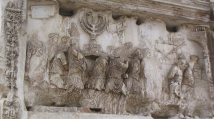 Detail van de triomfboog van Titus waarop de meegenomen buit uit Jeruzalem te zien is.
