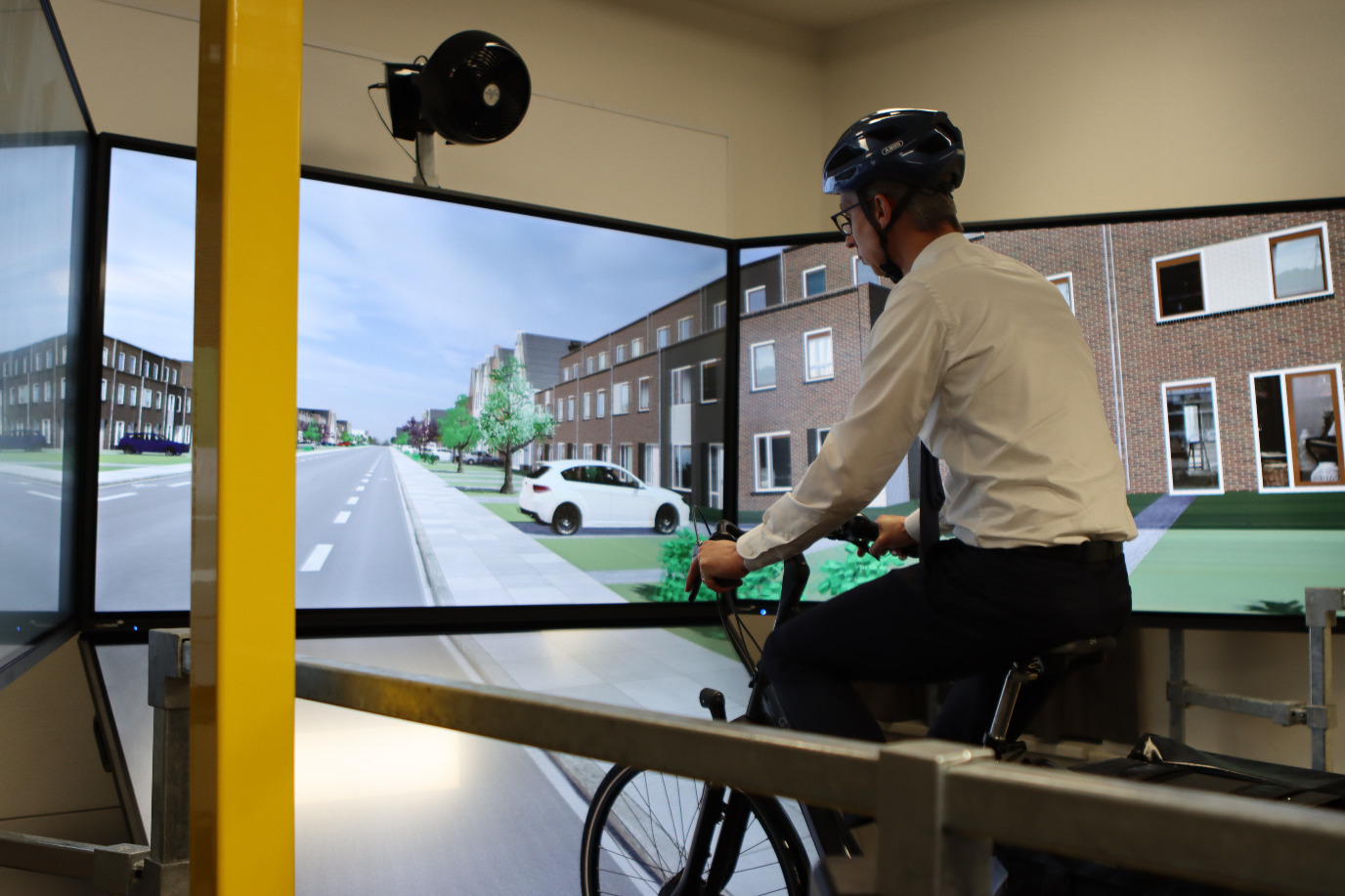 Matthijs de Vries op de fietssimulator