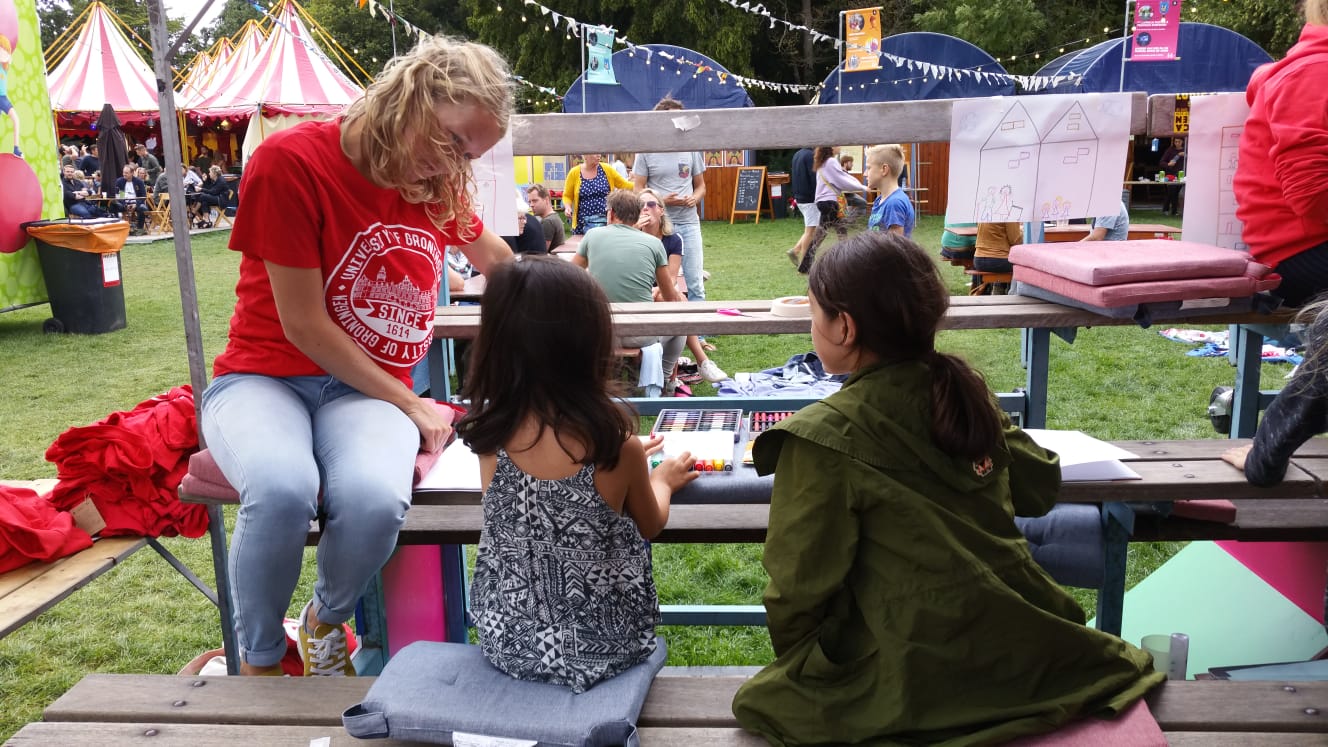 Het Familiebanden Project op cultuurfestival Noorderzon: Hoe ziet een gezin eruit? Teken jouw huis en met wie jij in huis woont. Hoe wonen andere kinderen? Woont iedereen met zijn of haar vader, moeder en broertjes of zusjes? Hoe zou het zijn om zonder vader op te groeien?