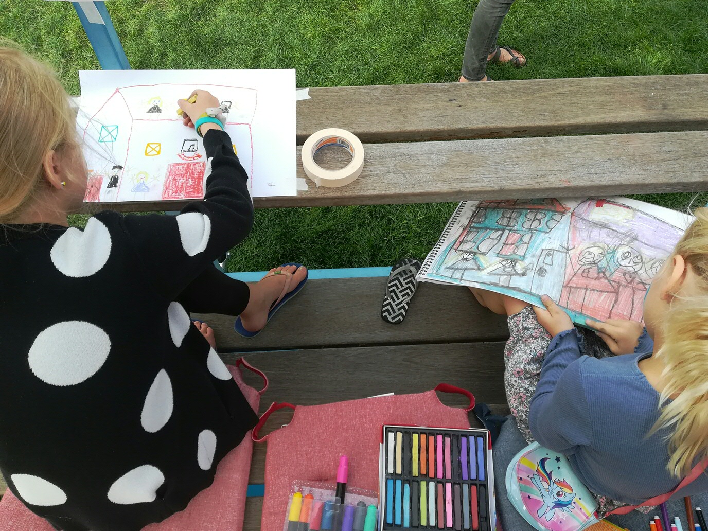 Het Familiebanden Project op cultuurfestival Noorderzon: Hoe ziet een gezin eruit? Teken jouw huis en met wie jij in huis woont. Hoe wonen andere kinderen? Woont iedereen met zijn of haar vader, moeder en broertjes of zusjes? Hoe zou het zijn om zonder vader op te groeien?