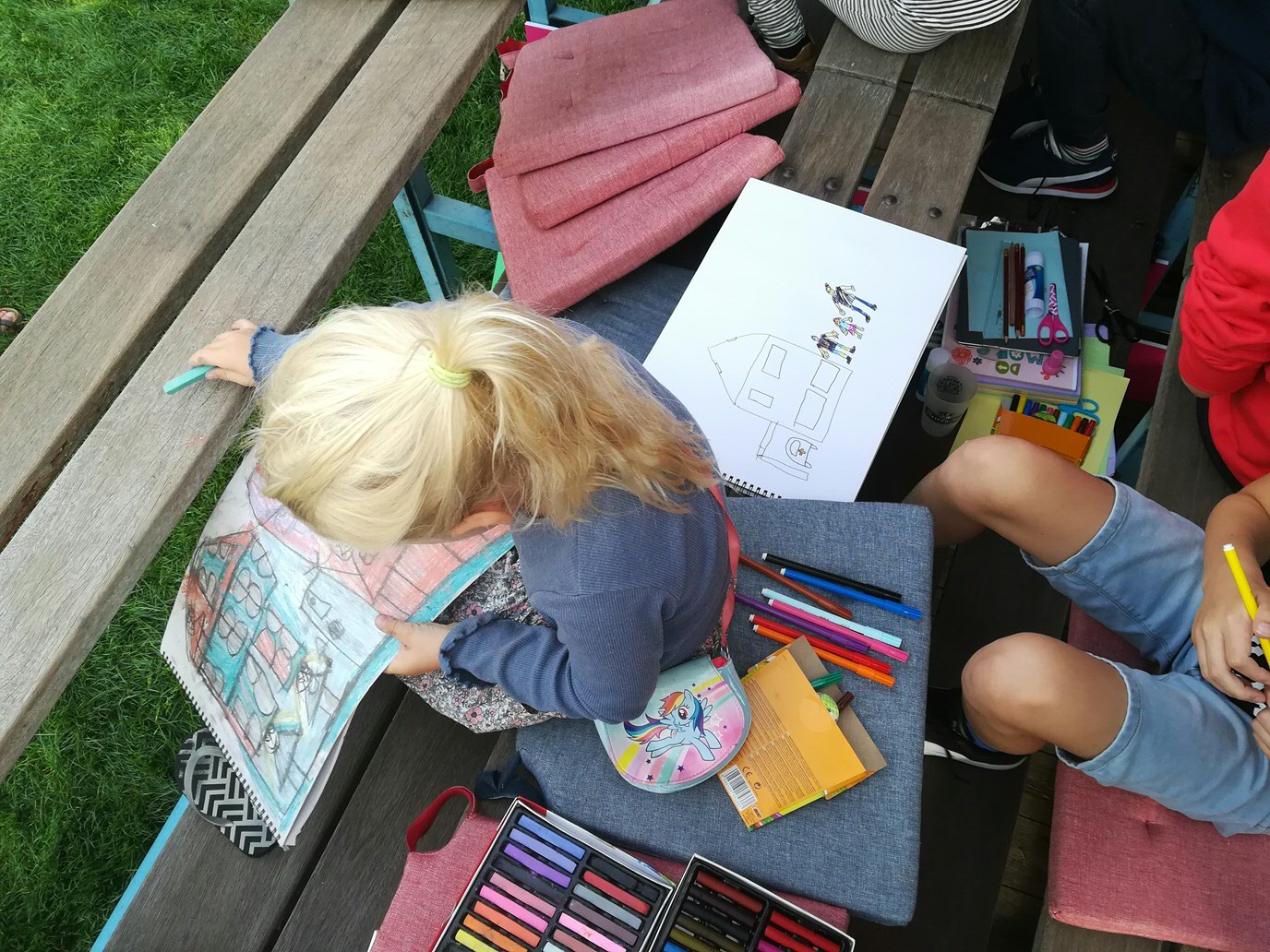 Het Familiebanden Project op cultuurfestival Noorderzon: Hoe ziet een gezin eruit? Teken jouw huis en met wie jij in huis woont. Hoe wonen andere kinderen? Woont iedereen met zijn of haar vader, moeder en broertjes of zusjes? Hoe zou het zijn om zonder vader op te groeien?