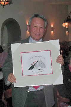 2 februari 2006, prof.dr. T.H. The na overhandiging van het nieuwe JSM Logo