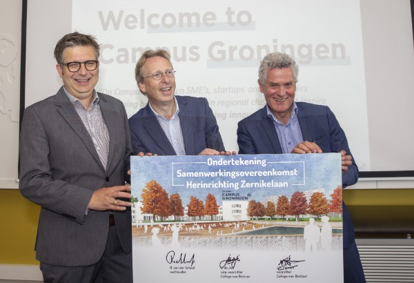 Roeland van der Schaaf (Gemeente), Jan de Jeu (RUG) en Henk Pijlman (Hanzehogeschool) ondertekenen de Samenwerkingsovereenkomst Zernikelaan