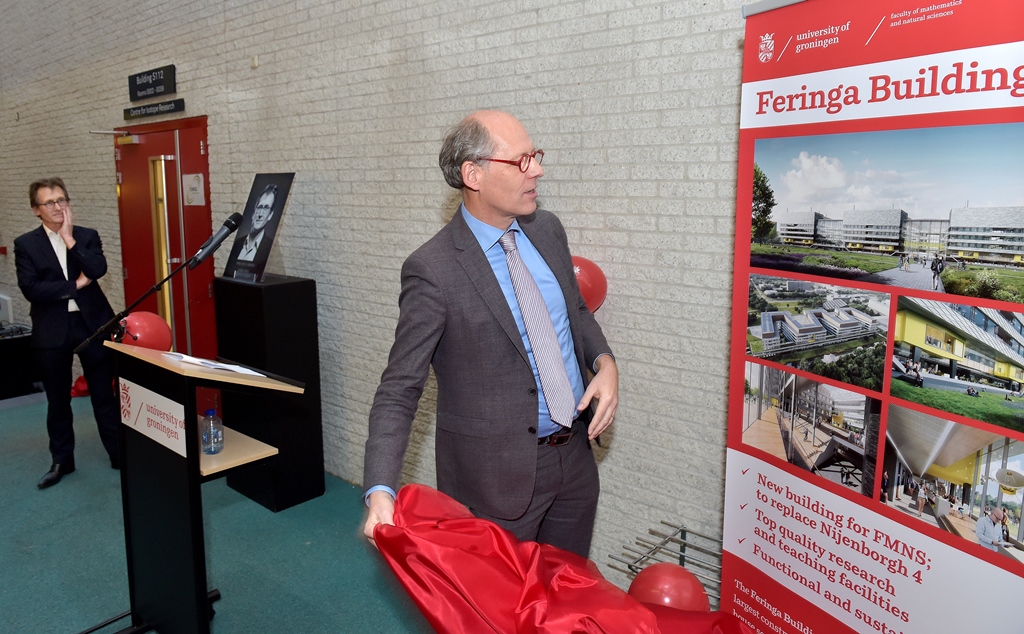 Decaan Jasper Knoester onthult nieuwe naam Feringa Building (foto: Elmer Spaargaren)Dean Jasper Knoester reveals new name Feringa Building (photo: Elmer Spaargaren)