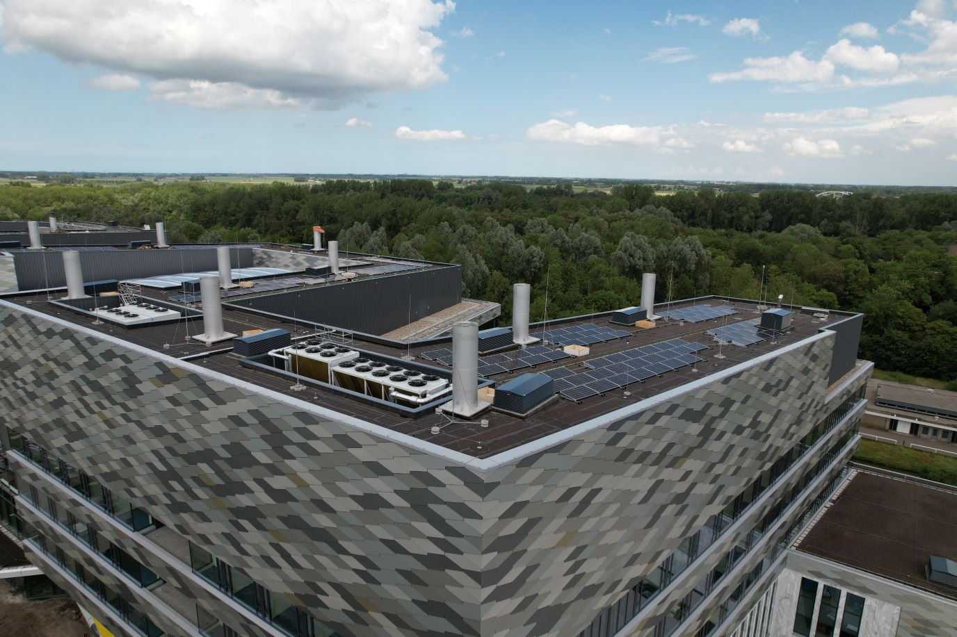 Zonnepanelen leveren tijdens de bouwfase energie aan het gebouw