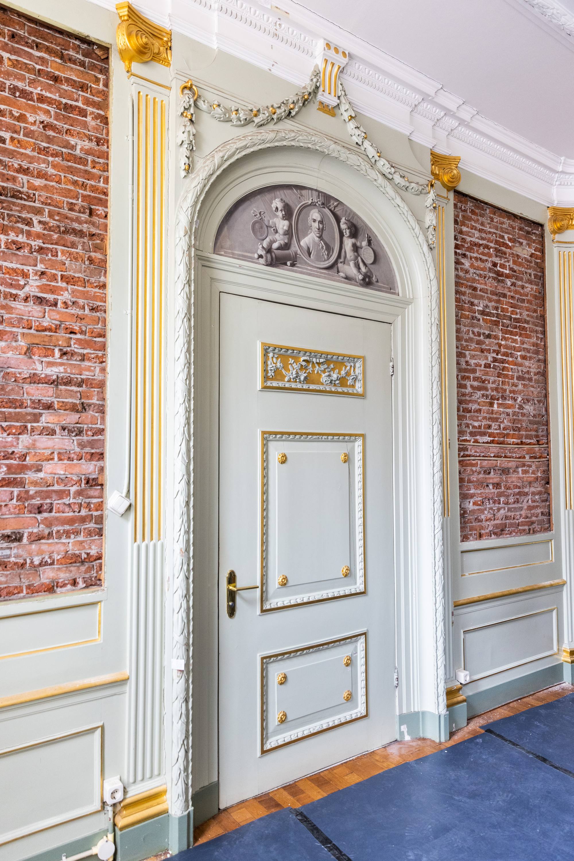 Gouveneur en Oranjeboom in afbeelding boven de deurGovernor and Orange Tree in image above the door