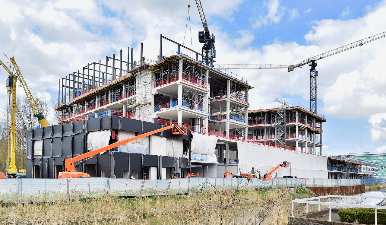 Feringa Building bereikt hoogste punt| april 2021 (foto: Elmer Spaargaren)Feringa Building is 'topped off' | April 2021 (photo: Elmer Spaargaren)