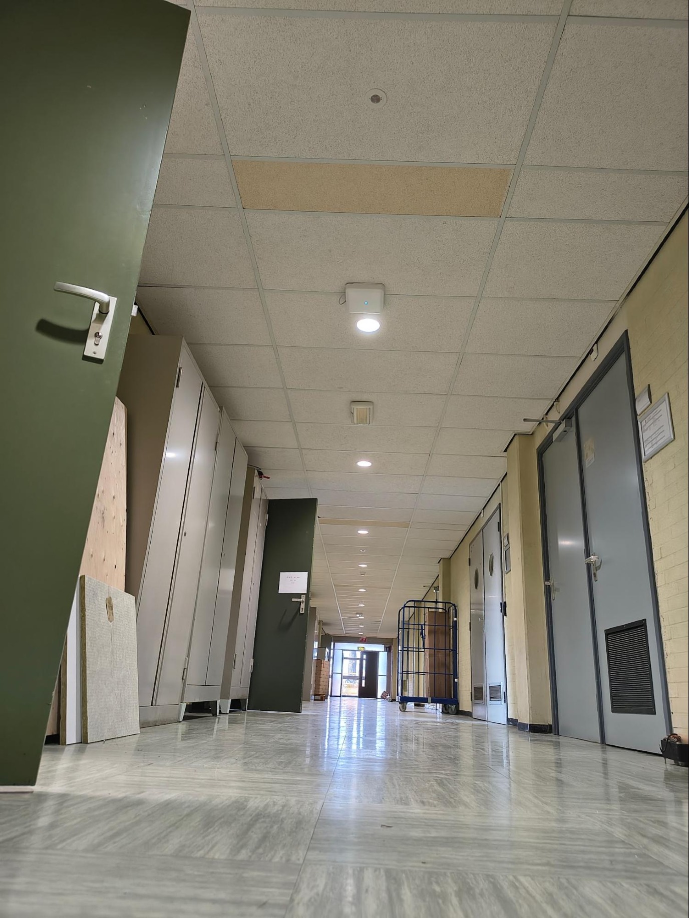 Nieuwe LED-verlichting in de gangen van Zernikelaan 25