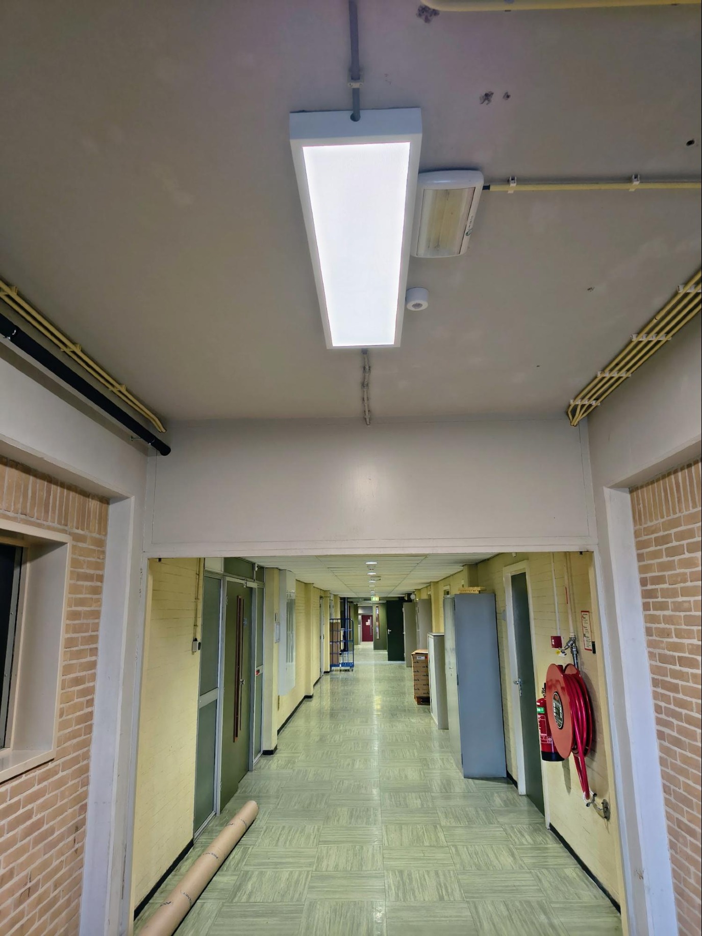 Nieuwe LED-verlichting in de gangen van Zernikelaan 25