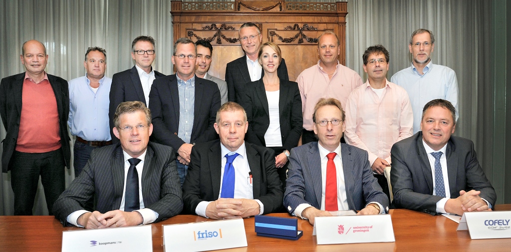 Voorste rij van links naar rechts: H.C. Smit (Koopmans Bouwgroep), Henk Dedden (Friso Building Contractors), Jan de Jeu (RUG) en Freddy de Boer (Cofely GDF Suez) | juni 2015