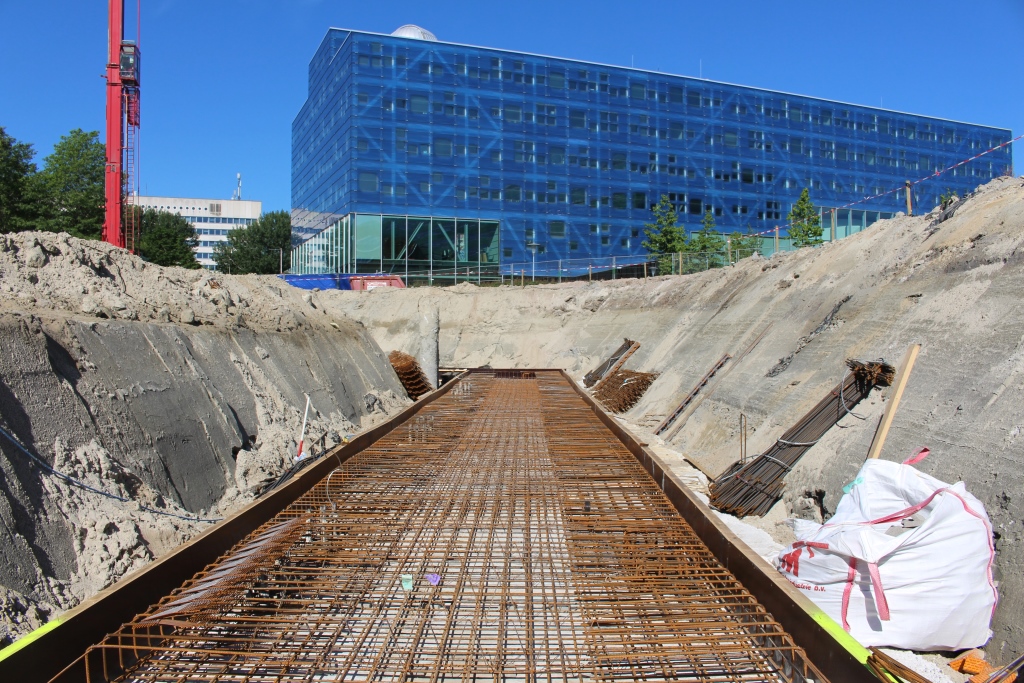 Labyrint aan de noordzijde van het gebouw | juli 2015