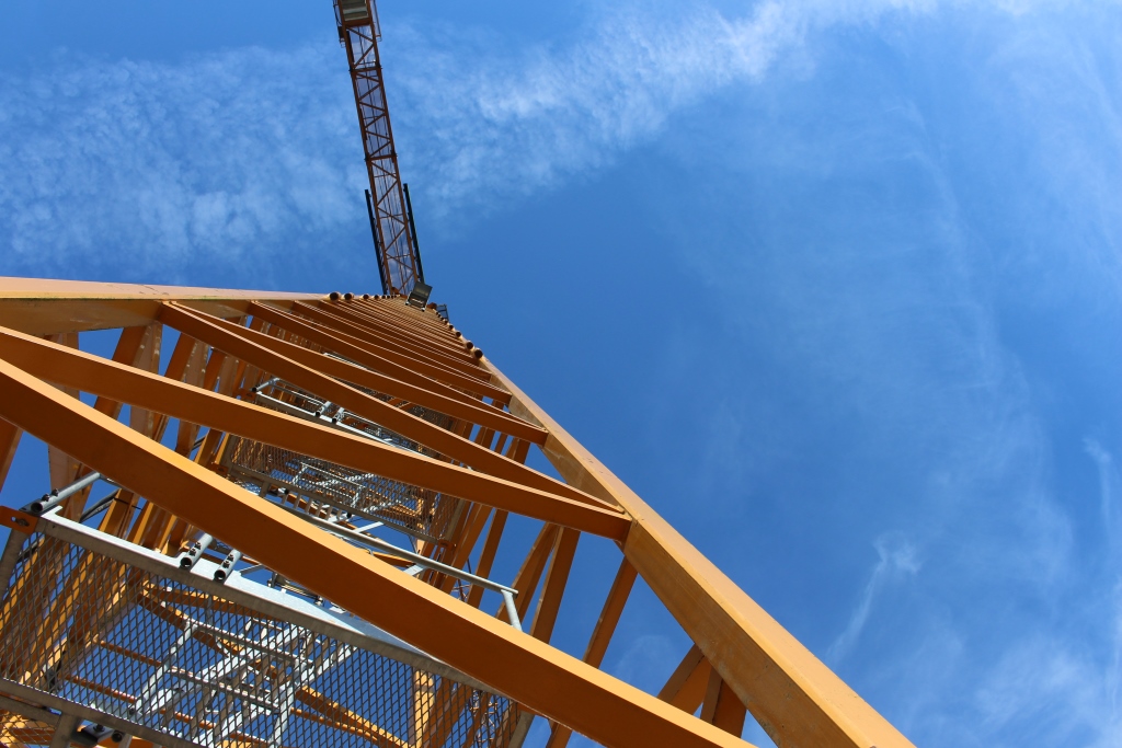 Een enorme Liebherr kraan van 64 meter helpt bij het tillen van zware objecten | augustus 2015