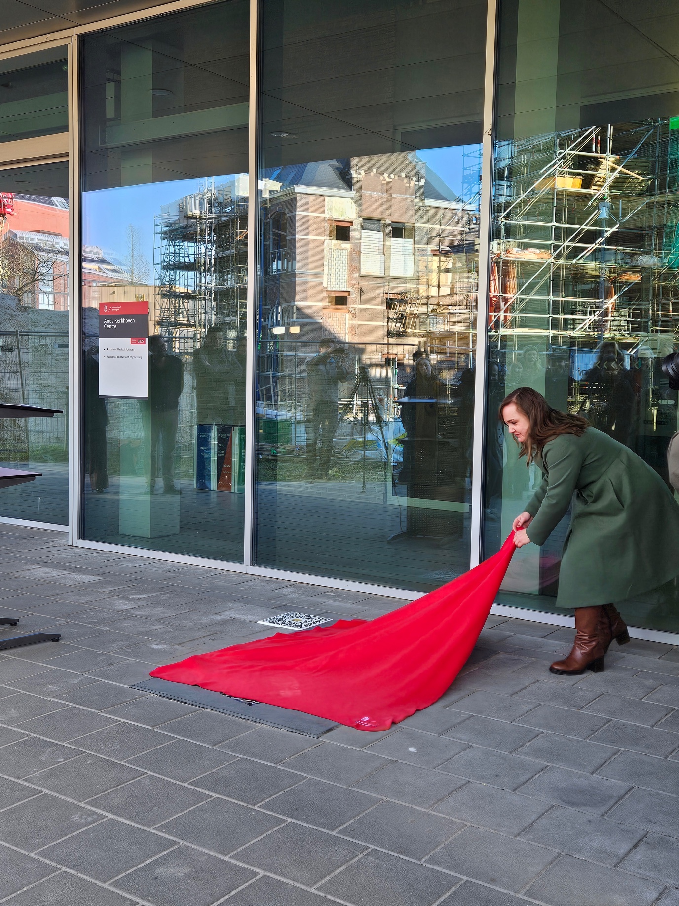 Lilian Zielstra onthult de gedenksteen met het gedicht.