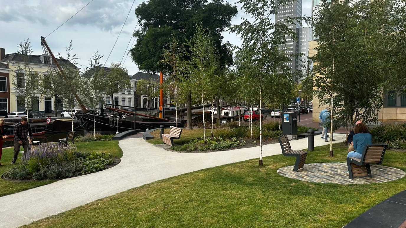 Een nieuw, groen parkje aan het water bij Campus Fryslân