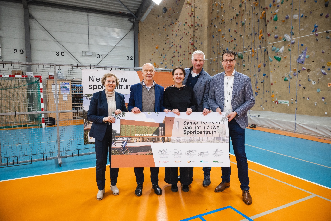 Petra Smeets, Hans Biemans, Roan Luning, Bjorn Wiggers en John Ottens starten de samenwerking voor het nieuwe Sportcentrum.