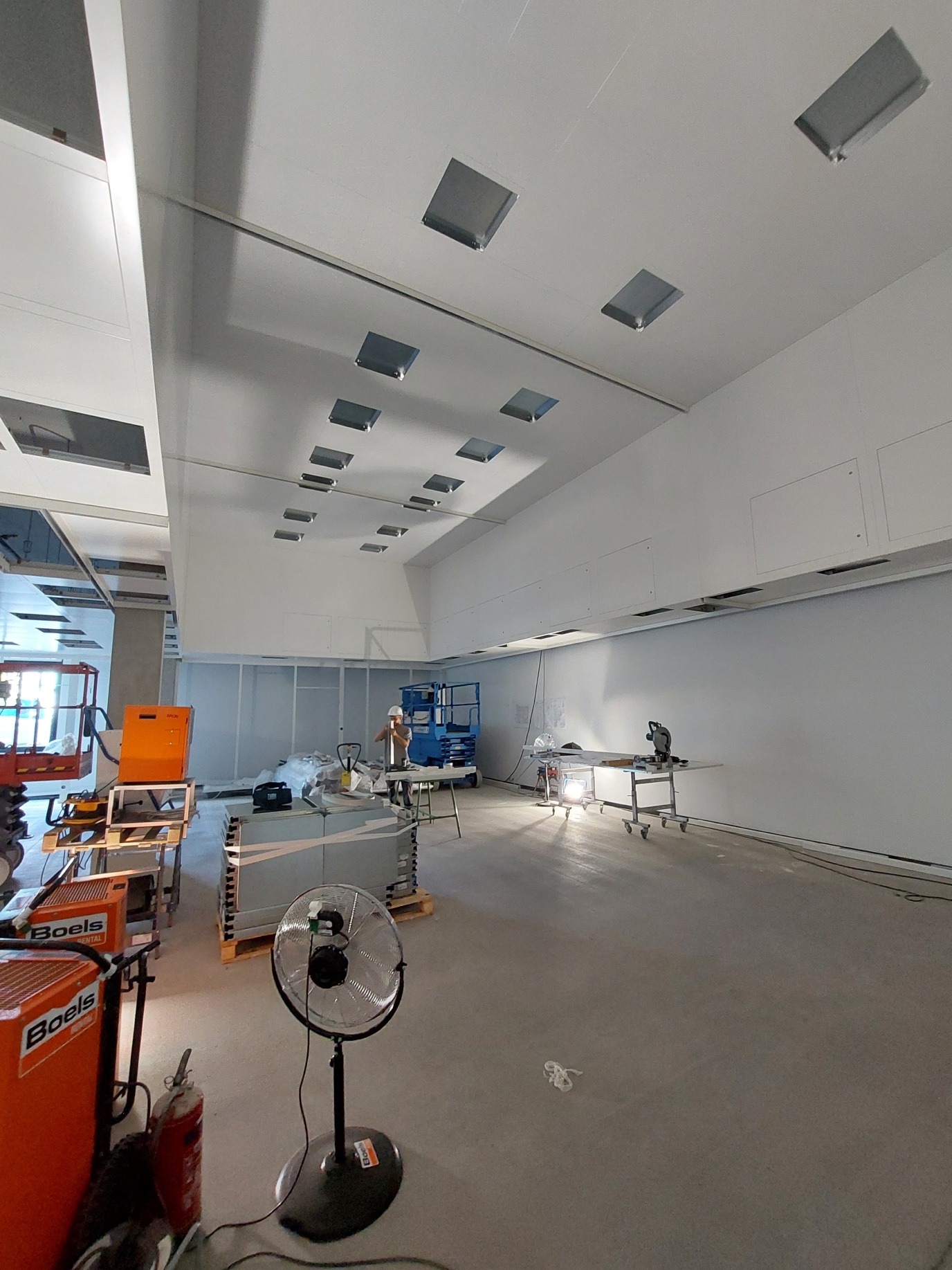 De cleanroom wordt ingericht.