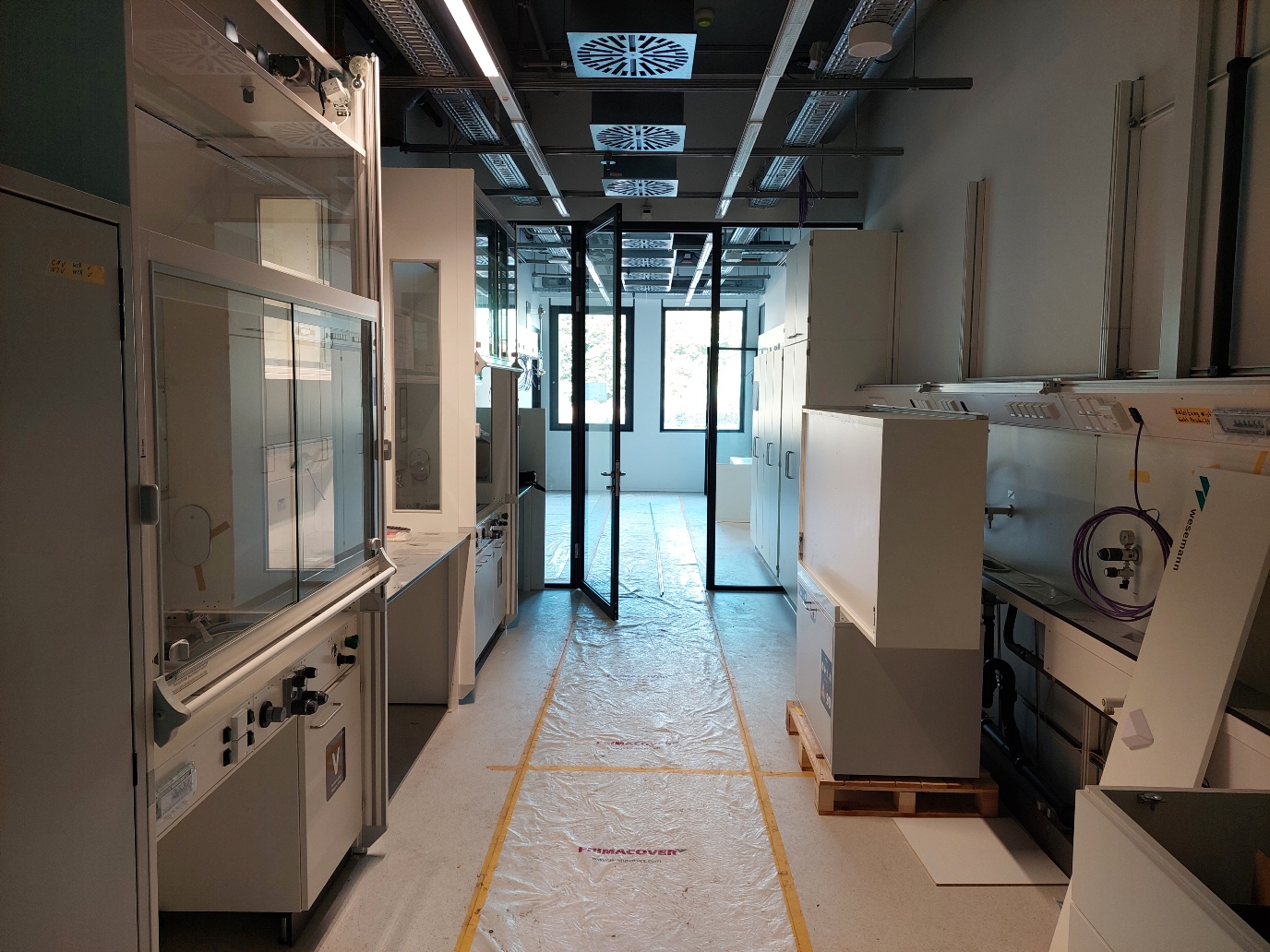 De laboratoria zijn voor een groot deel al ingericht.