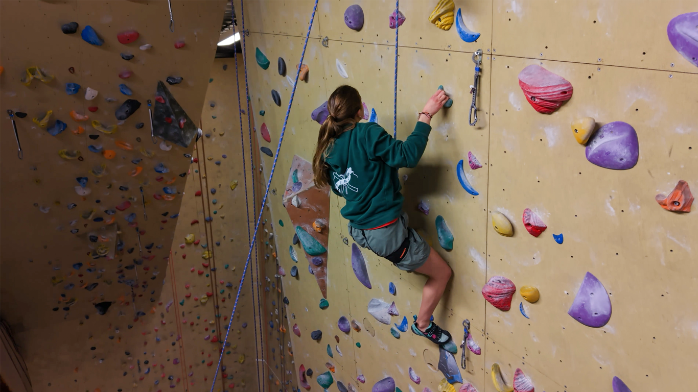 Tijdens de opening haalde klimvereniging GSAC bovenin de stiften op voor de ondertekening.