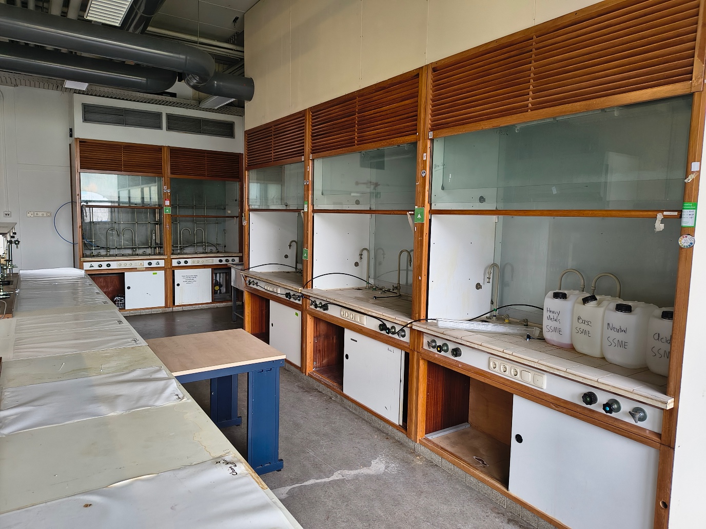 Oude zuurkasten in bouwdeel 5116