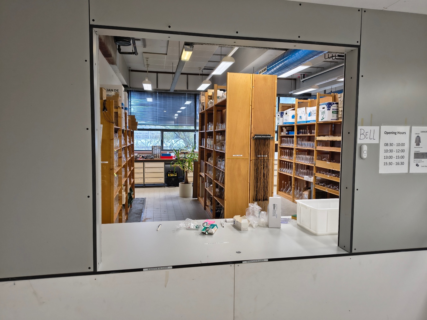 Een nieuw uitgifte- en inzamelpunt voor chemicaliën en hulpmiddelen op de tweede verdieping van bouwdeel 5114