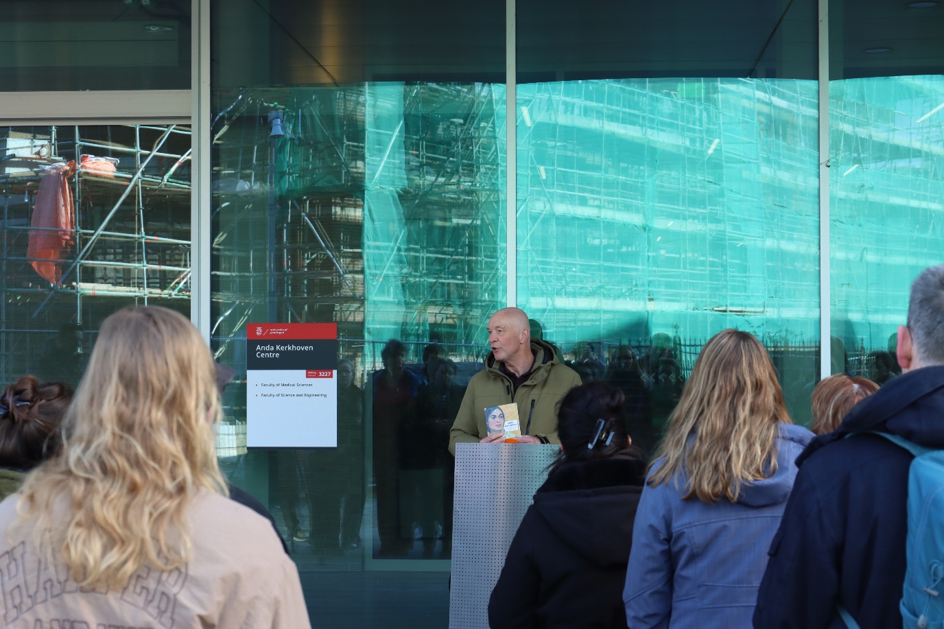 Anton Scheepstra licht het initiatief toe namens Stichting Straatpo&euml;zie Groningen.