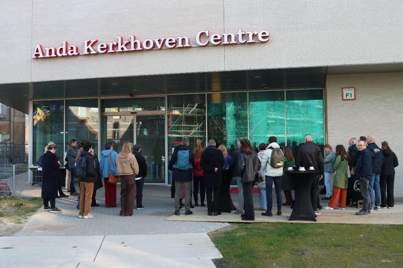 Veel belangstelling bij de onthulling van het gedicht