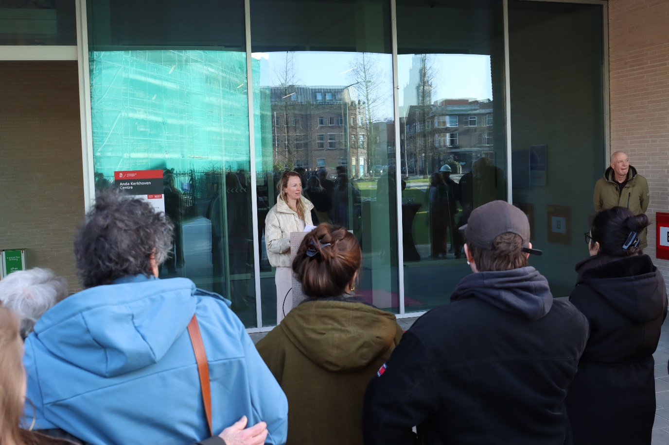 Krista van Dompselaar (RUG) verwelkomt de aanwezigen bij de onthulling van de gedenksteen.