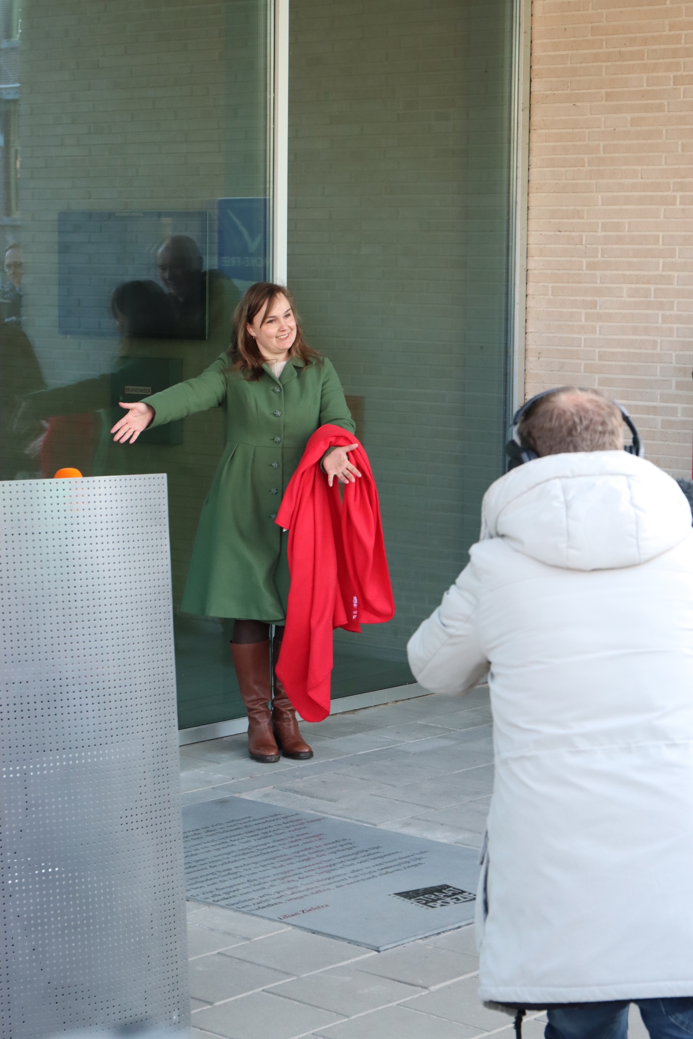 Lilian Zielstra onthult de gedenksteen met het gedicht.