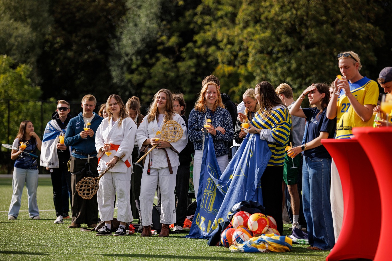 De studenten van de sportverenigingen in hun tenue (foto: Diederik Winchester)