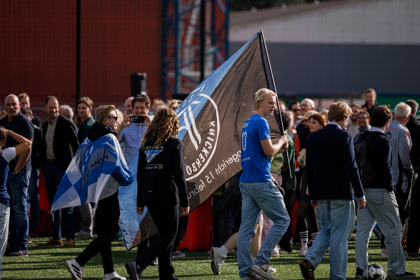 De intocht van de sportverenigingen op het veld (foto: Diederik Winchester)