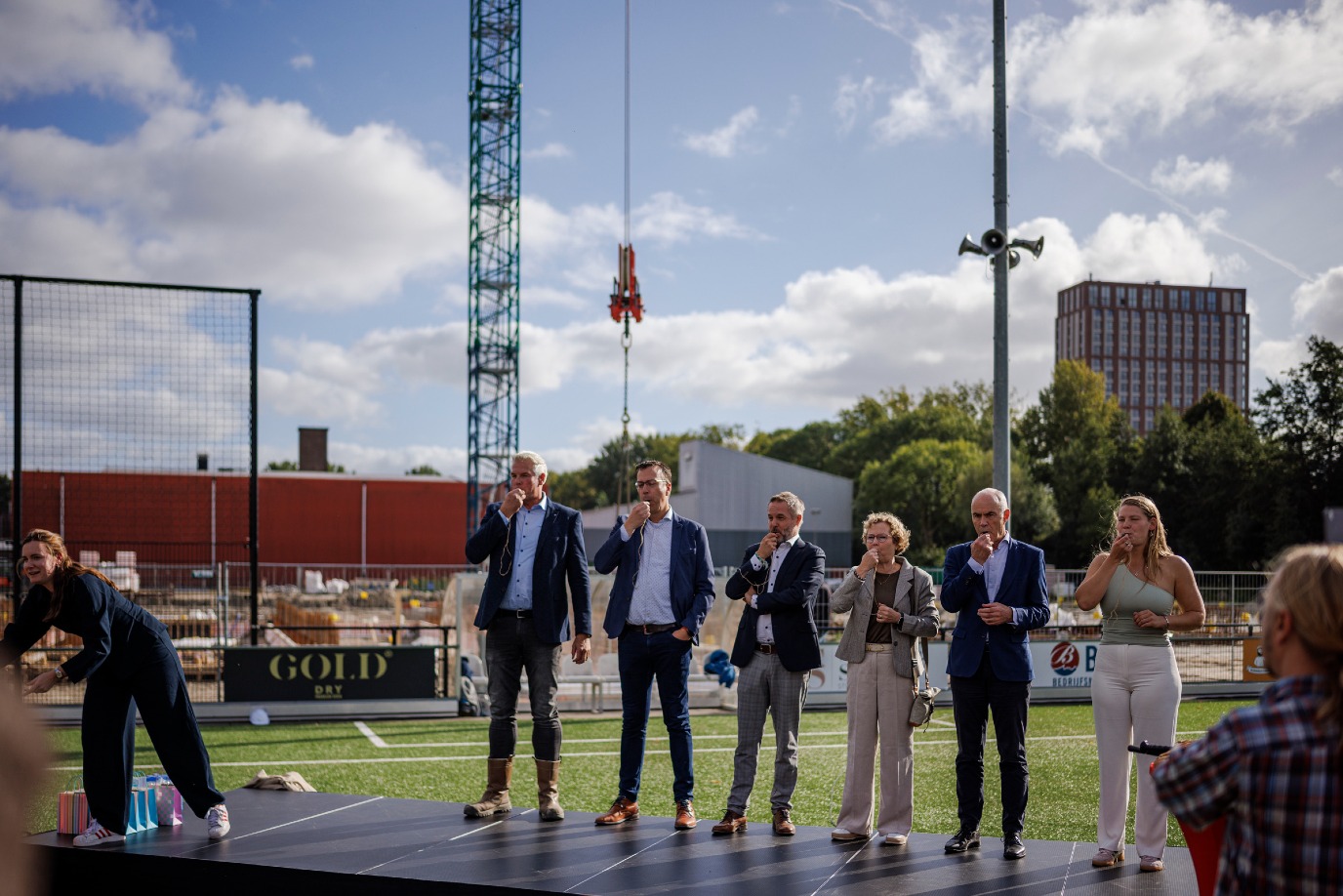 De bestuurders gaven met een fluitje het symbolische startsignaal (foto: Diederik Winchester)