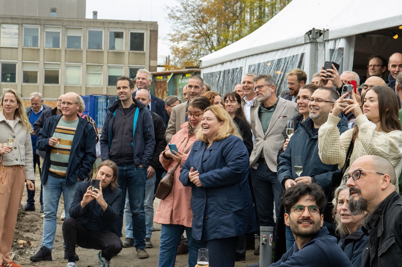 Medewerkers van het bouwproject en de faculteit woonden de feestelijke onthulling bij.