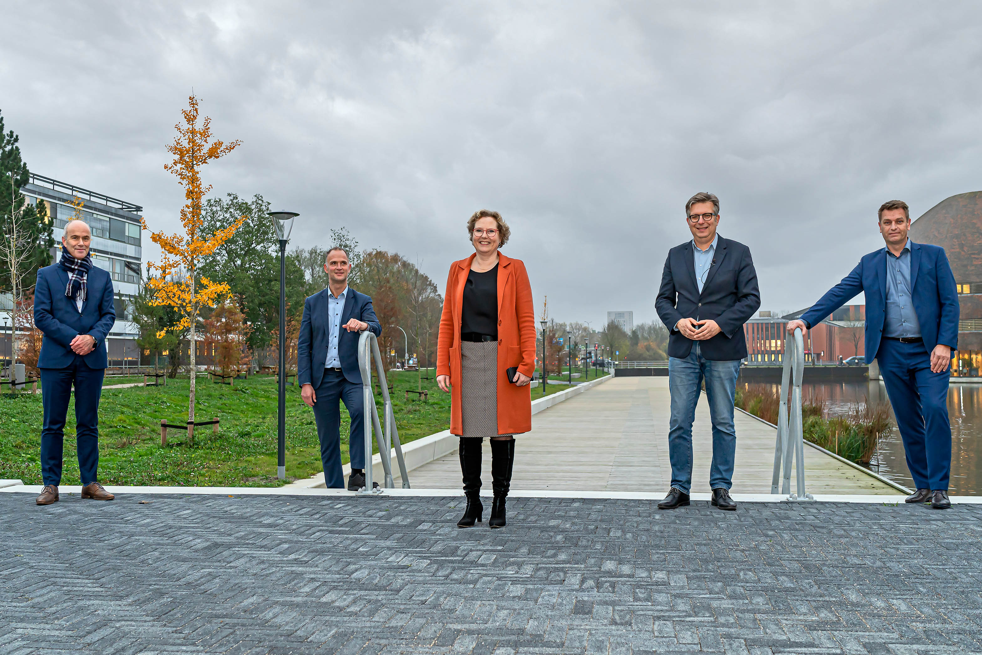 Vertegenwoordiging van de samenwerkende organisaties die de Upgrade Zernikelaan hebben gerealiseerd. V.l.n.r. Hans Biemans (RUG), Edward van der Meer (Campus Groningen), Petra Smeets (HG), Roeland van der Schaaf (gemeente) en Sander de Haan (Oosterhof Holman).Representation of the collaborating organisations that realised the Upgrade Zernikelaan. From left to right: Hans Biemans (UG), Edward van der Meer (Campus Groningen), Petra Smeets (HG), Roeland van der Schaaf (municipality) and Sander de Haan (Oosterhof Holman).