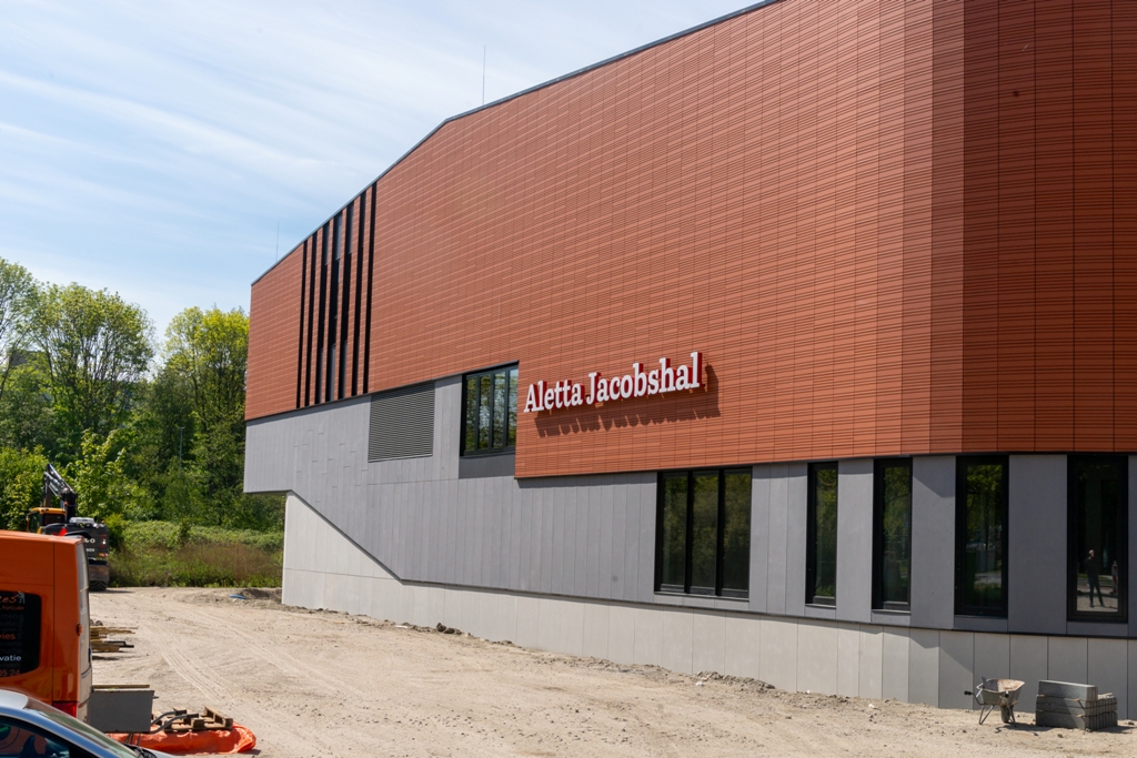 The soil along the facade will be excavated, so that the pond returns