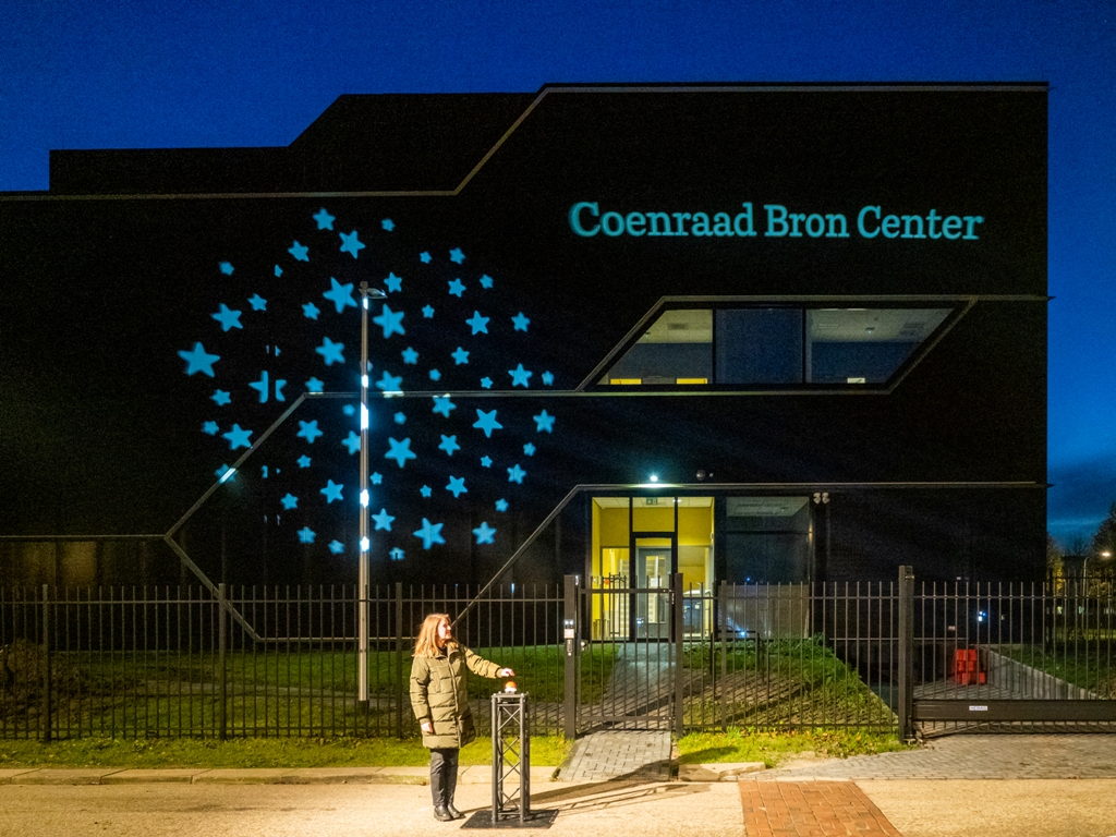 Coenraad Bron Center onthuld door Anke Breeuwsma (foto: Ronald Koelink)Coenraad Bron Center revealed by Anke Breeuwsma (photo: Ronald Koelink)