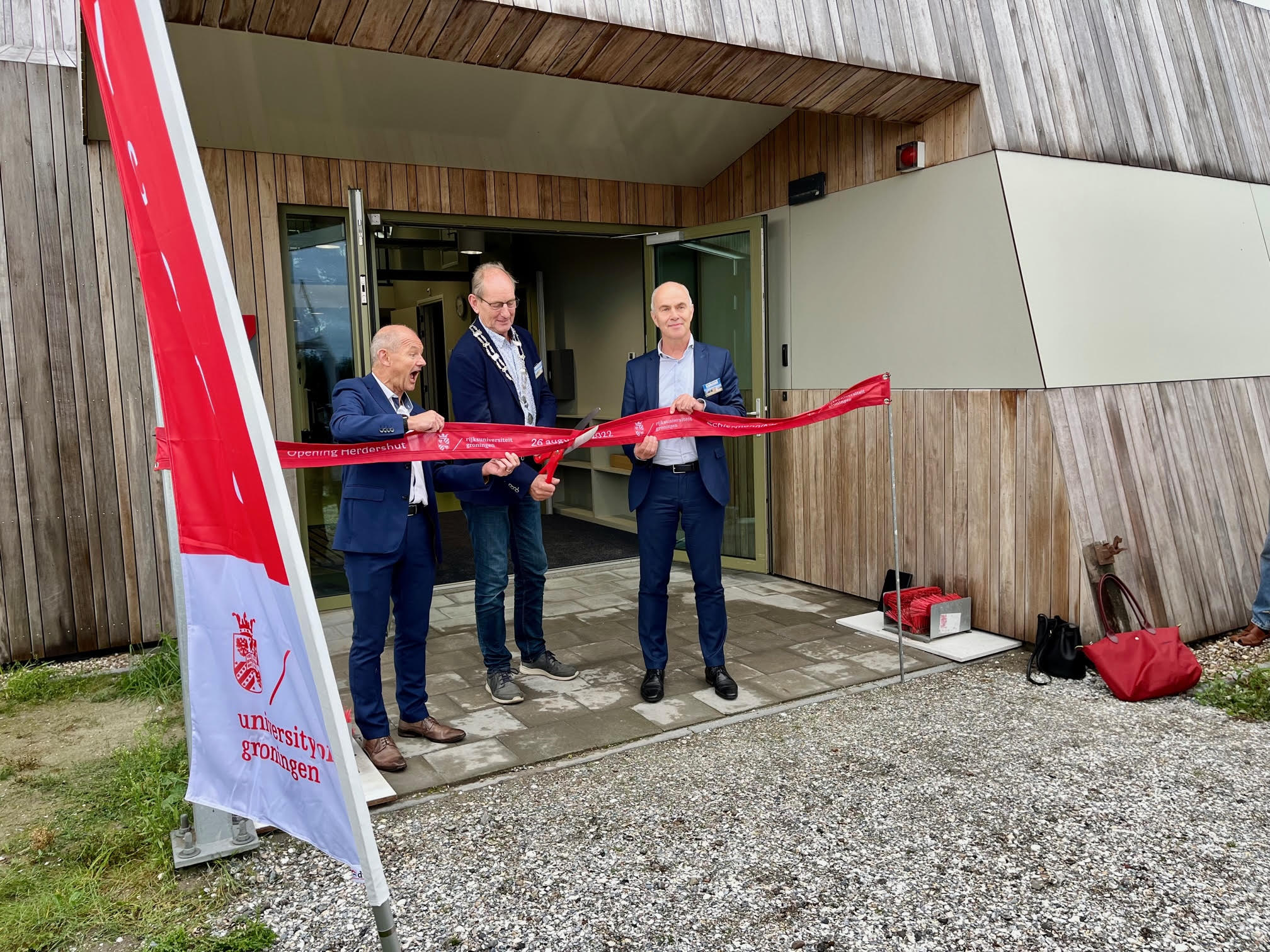 Openingshandeling door decaan FSE Joost Frenken, vicevoorzitter van het CvB Hans Biemans en loco burgemeester Johan Hagen van SchiermonnikoogOpening by FSE Dean Joost Frenken, Vice-Chairman of UG Executive Board Hans Biemans and Deputy Mayor Johan Hagen of Schiermonnikoog