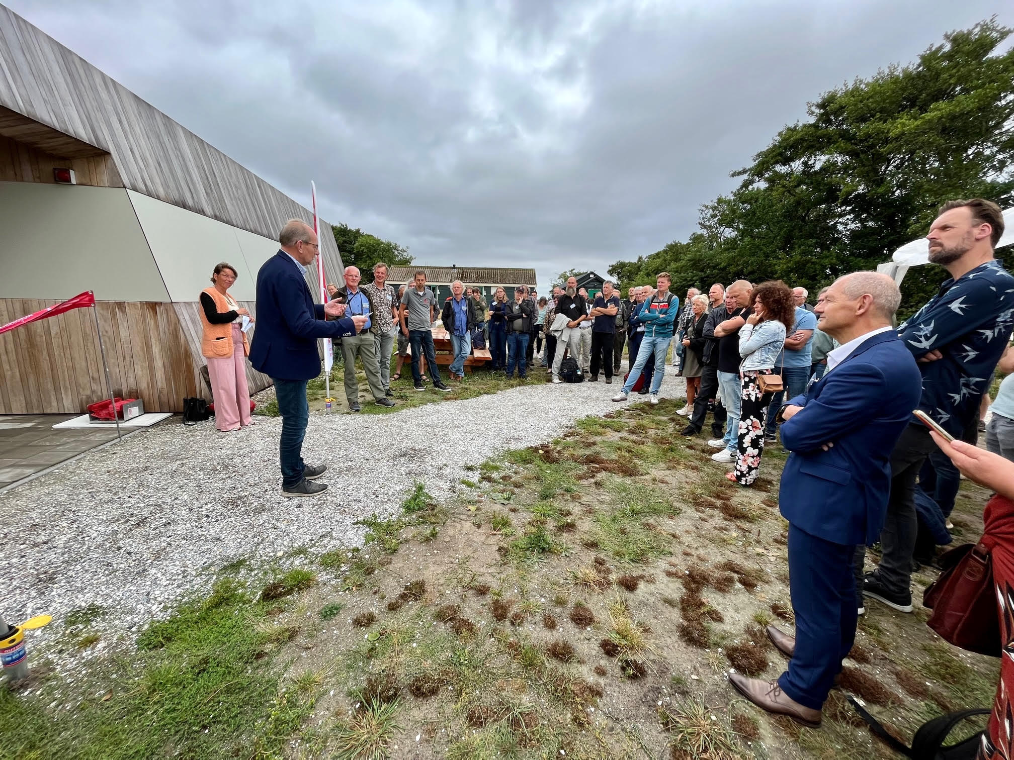 Loco burgemeester Johan Hagen van Schiermonnikoog noemt de Herdershut een aanwinst voor het eilandDeputy mayor Johan Hagen of Schiermonnikoog