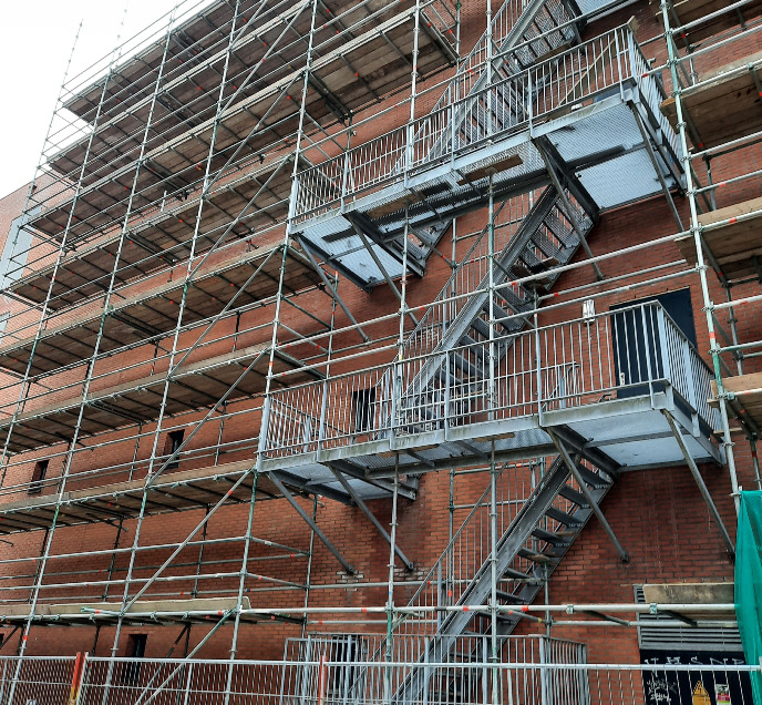 Bouwsteigers zijn geplaatstConstruction scaffolding is in place