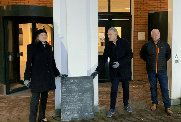 Hanneke van den Berg (RUG) overhandigt de steen aan de aannemers
