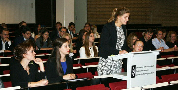 Het Groningse pleitteam in actie, v.l.n.r. Malou Akkerman, Hannelore Vanderveen, Veerle Brink (staand) en Margje de Mik