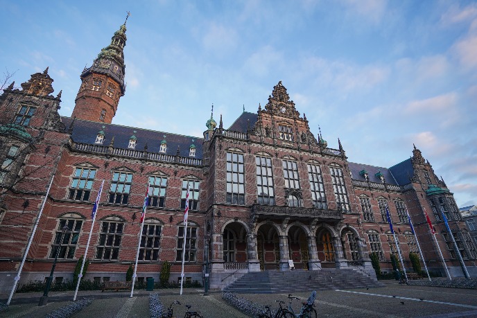 Gehele gebouw van de buitenkant, via de trappen komt u bij de hoofdingang