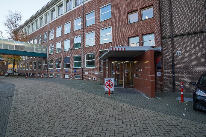 Alternatieve ingang 1 aan de zijkant van het  gebouw, geschikt voor rolstoelgebruikers. Vanaf hier kunt u naar bouwdeel 1111 tot 1114