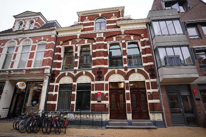 Gehele gebouw vanaf de buitenkant